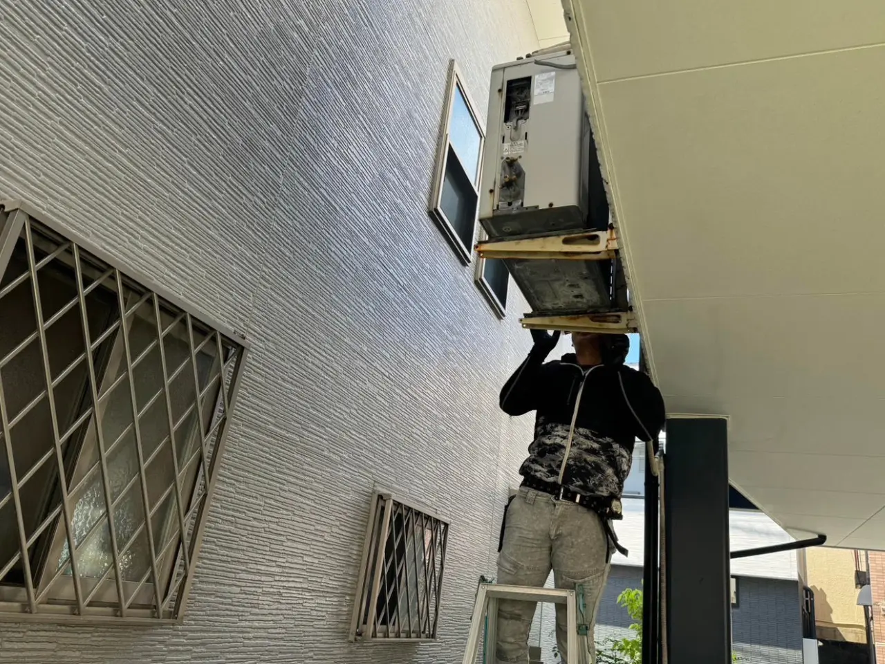 壁掛けエアコン室外機