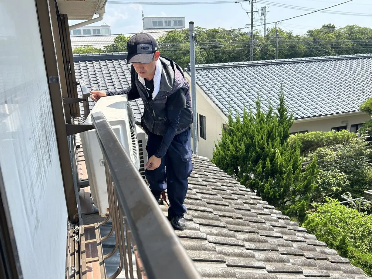 屋根の上のエアコン室外機
